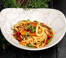 Лапша удон с курицей и чили соусом