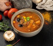 Мясная солянка с копченостями и сметаной