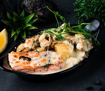 Запечённый лосось с картофелем и грибами