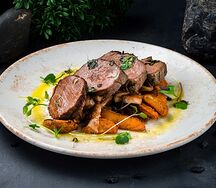 Медальоны из говядины с грибным соусом и картофелем