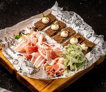 Сало с черным хлебом и маринованным луком