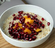 Овсяная каша с ягодным пюре