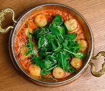 Гребешки с томатным соусом и руколой
