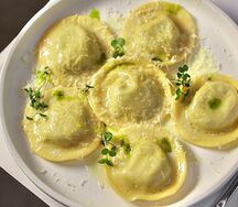 Равиоли с брискетом и хумусом
