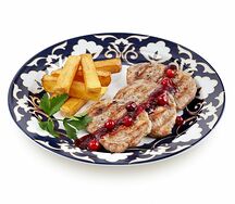 Медальоны с картофелем и клюквенно-брусничным соусом