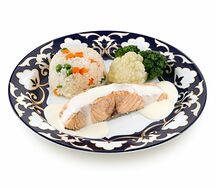 Лосось на пару с овощами под сливочно-сырным соусом