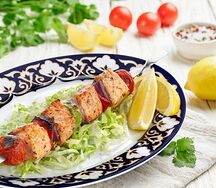 Шашлык из лосося с овощами