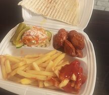 Купаты в тарелке с соусом барбекю