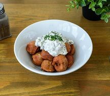 Жареные пельмени Три мяса с фирменным соусом