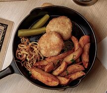 Щучьи котлеты с жареным луком и солеными огурчиками