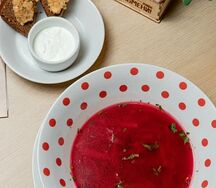 Борщ со сметаной, бородинским хлебом и смальцем