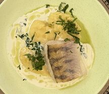 Судак с картофельным пюре и зеленым маслом