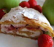 Штрудель творожно-клубничный