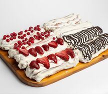 Эклер Клубничный