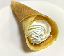 Вафельная трубочка со взбитыми сливками