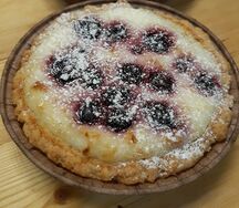 Мини-пирог с творогом и вишней