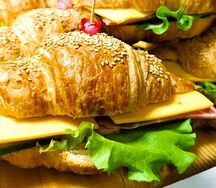 Круассан с сыром и ветчиной
