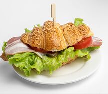 Круассан с беконом