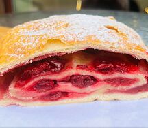 Штрудель с вишней