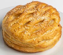 Слоеный пирожок с курицей 