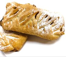 Косичка с яблоком и грецким орехом