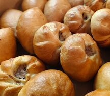 Открытый пирожок с мясом