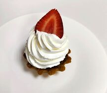 Ягодное лукошко со взбитыми сливками