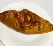 Лодочка с курицей, картофелем и солеными огурцами