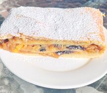 Штрудель с яблоком и черносливом