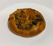 Открытый пирожок с горбушей и брокколи