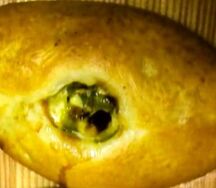 Пирожок с соленым огурцом, сыром, зеленым луком и яйцом