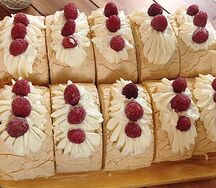 Меренговый рулет с малиной