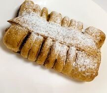 Полоска с творожной начинкой и клубникой