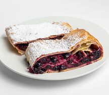 Штрудель с черной смородиной