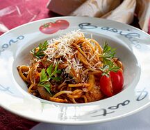 Паста с куриным филе и шампиньонами