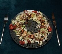 Салат с морепродуктами под цитрусовым соусом