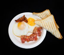 Глазунья с беконом и вялеными томатами