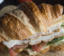 Круассан с курицей и сыром