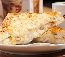 Тост с индейкой и сыром