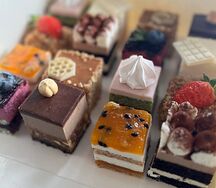 Сет ассорти из разных пирожных