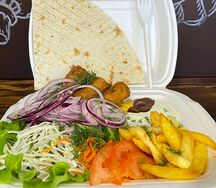 Фриттосы на тарелке