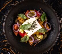 Салат с греческим сыром и крутонами