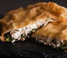 С курицей, зеленью и чесночным соусом