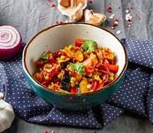 Салат с хрустящими баклажанами, азиатской фасолью и чипсами из лука