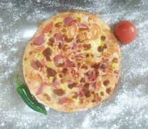 Пицца с ветчиной и томатами