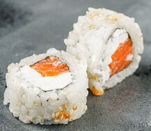 Ролл с лососем и кунжутом кимчи
