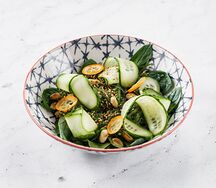 Салат из огурцов с чукой, арахисом и соусом понзу