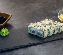Ролл Калифорния в кунжуте с тунцом