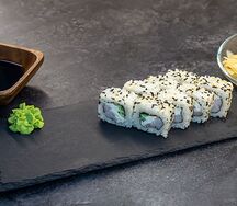 Ролл Калифорния в кунжуте с креветкой