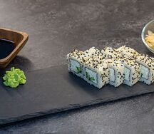 Ролл Калифорния в кунжуте с крабом